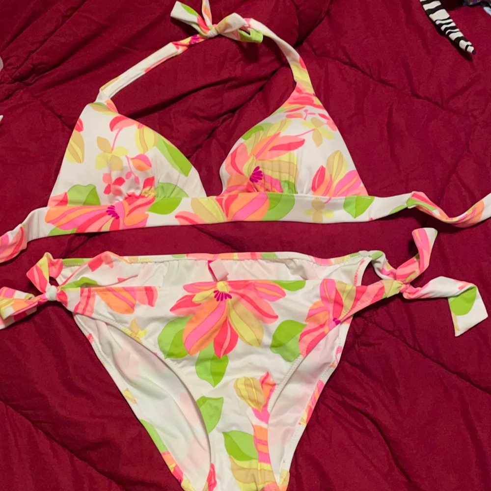 NWOT Victoria’s Secret halter bikini